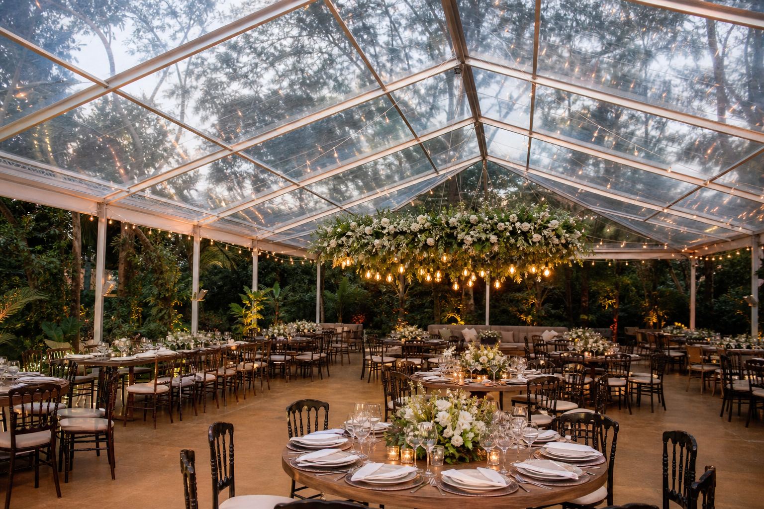 Casamento ao ar livre: Como a Tenda Cristal transforma a estética do ambiente